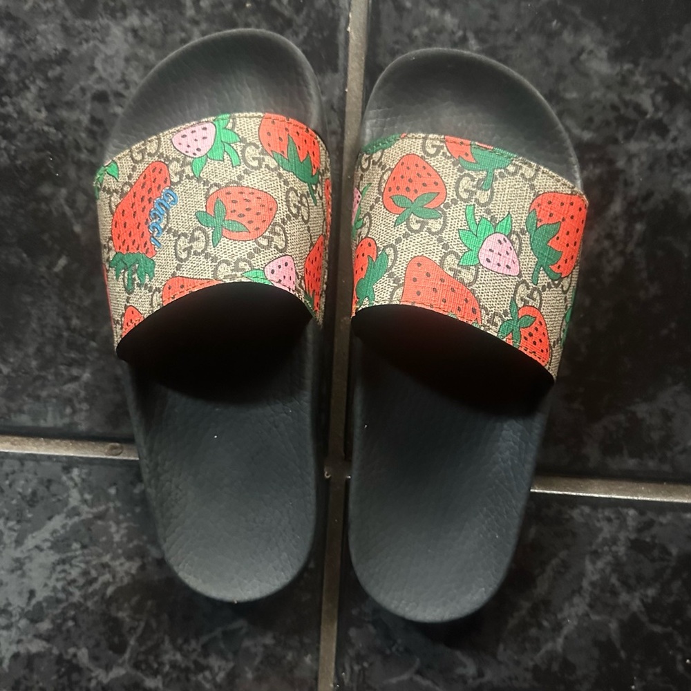 Gucci GG Supreme strawberry slides size 5